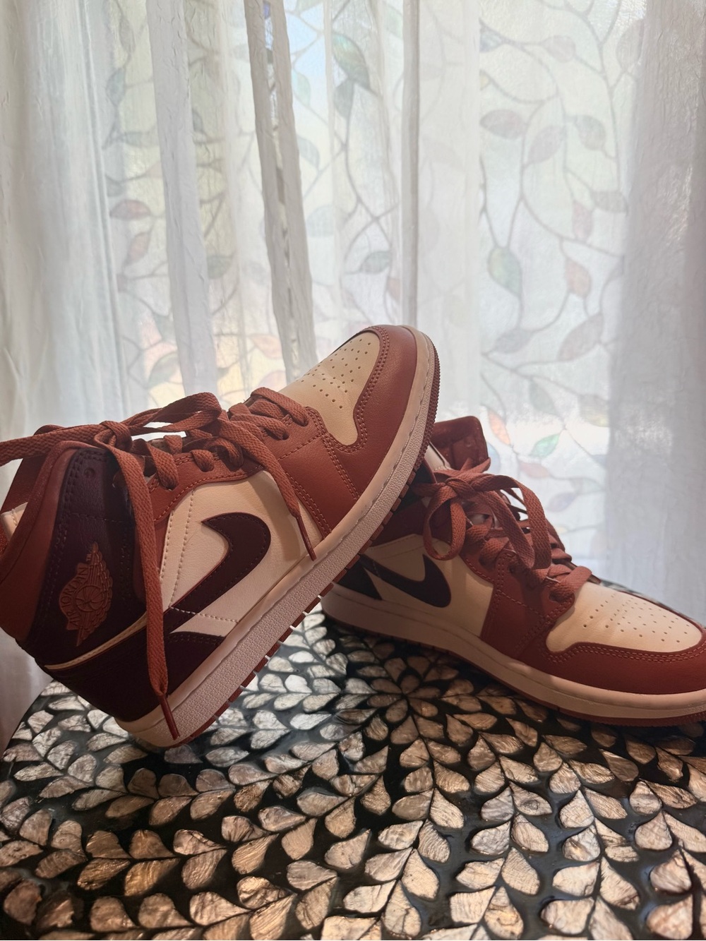 Women’s Air Jordan 1 Mid size 6
‘Dusty Peach Night Maroon’